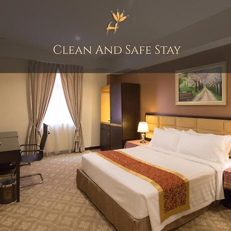 Hallmark Crown Hotel Malacca Екстер'єр фото
