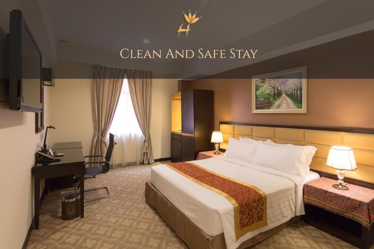 Hallmark Crown Hotel Malacca Екстер'єр фото