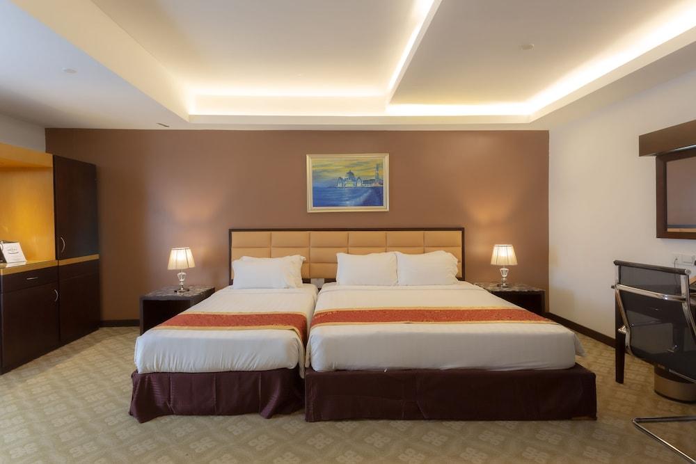 Hallmark Crown Hotel Malacca Екстер'єр фото